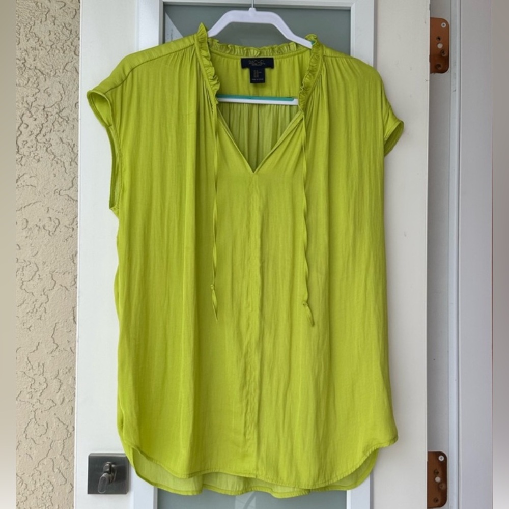 ☘️Rachel Rev  great condition lime green sleeveless top.🍀